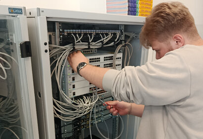 2561 M informačné a sieťové technológie