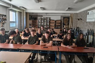 Zväčšiť fotografiu - Od teórie k praxi: exkurzia vo vojenskom útvare nováky