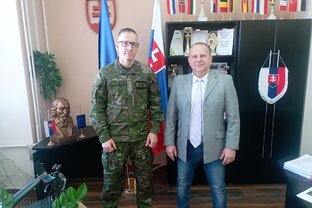 Zväčšiť fotografiu - Pracovné stretnutie riaditeľa školy s veliteľom pplk. marekom vlnkom