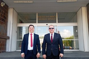 Zväčšiť fotografiu - Riaditeľ soš handlová na pracovnom stretnutí na ministerstve obrany sr