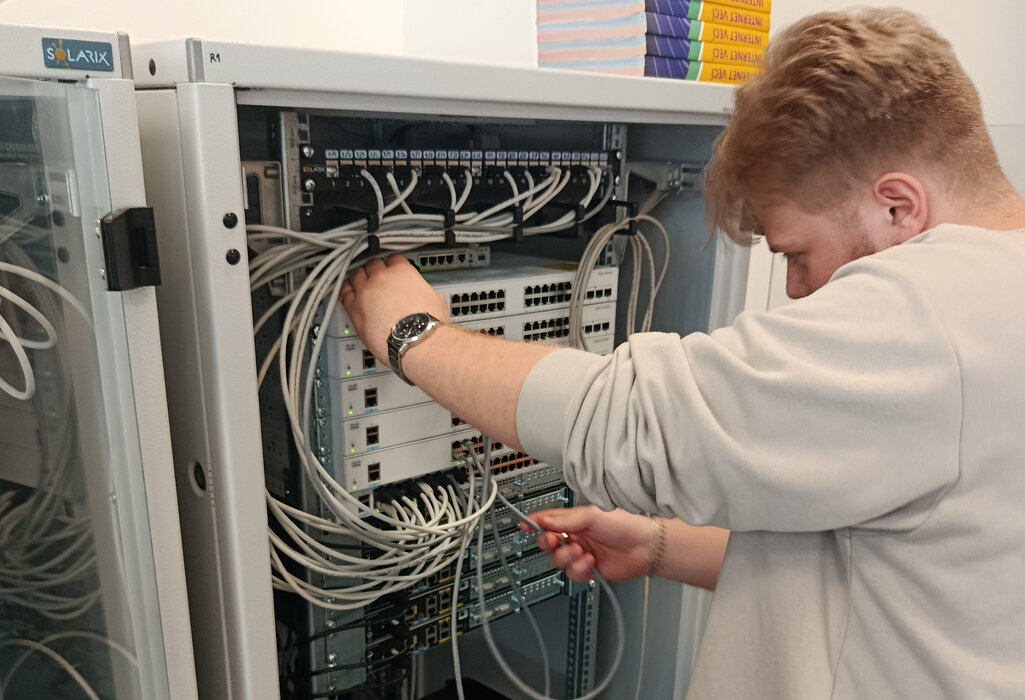 2561 M informačné a sieťové technológie