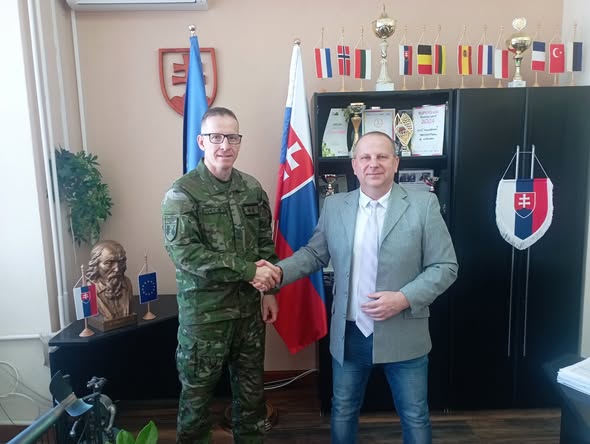 Pracovné stretnutie riaditeľa školy s veliteľom pplk. Marekom Vlnkom
